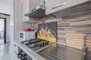 ثلاجة، ميكروويف، فرن، موقد طهي مسطح