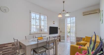 "Villa Angela" mit Terrasse, Gemeinschaftsgarten und WLAN