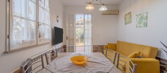 "Villa Angela" with Terrace, Shared Garden & Wi-Fi