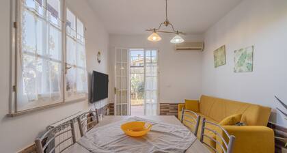 "Villa Angela" mit Terrasse, Gemeinschaftsgarten und WLAN