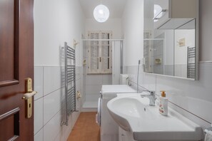 Badekar, toalettartikler (inkludert), hårføner og håndklær