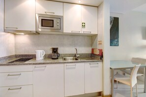 Frigorífico, microondas, placa de cocina y lavavajillas