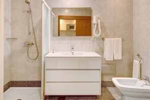 Shower, hair dryer, towels - Apartment 'Dfm Happy Days F - Funchal' with Balcony, Wi-Fi and Air Conditioning (Funchal)