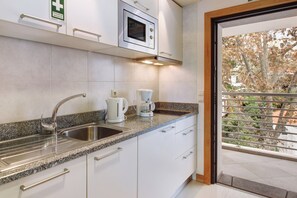 Kühlschrank, Mikrowelle, Herdplatte, Geschirrspüler