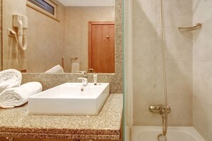 Douche, sèche-cheveux, serviettes fournies