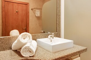 Ducha, secador de pelo y toallas