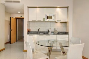 Fridge, microwave, oven, stovetop - Apartment 'Dfm Happy Days A - Funchal' with Balcony, Wi-Fi and Air Conditioning (Funchal)