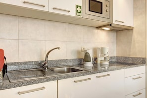 Geladeira, micro-ondas, fogão, cooktop