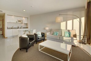 TV - Apartment 'Dfm Happy Days A - Funchal' with Balcony, Wi-Fi and Air Conditioning (Funchal)