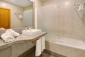 Douche, sèche-cheveux, serviettes fournies