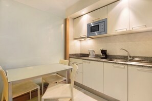 Frigorifero, microonde, piano cottura, lavastoviglie