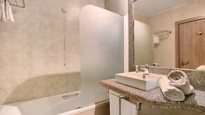 Ein Badezimmer mit Badewanne, Waschbecken und Spiegel.