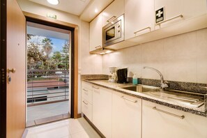 Fridge, microwave, stovetop, dishwasher - Apartment 'Dfm Happy Days D - Funchal' with Balcony, Wi-Fi and Air Conditioning (Funchal)