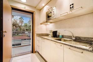 Kühlschrank, Mikrowelle, Herdplatte, Geschirrspüler