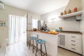 Refrigerador, microondas, placa de cocina, cafetera/tetera