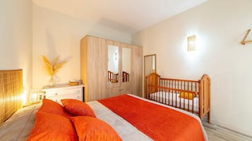 2 bedrooms, iron/ironing board, free WiFi, bed sheets