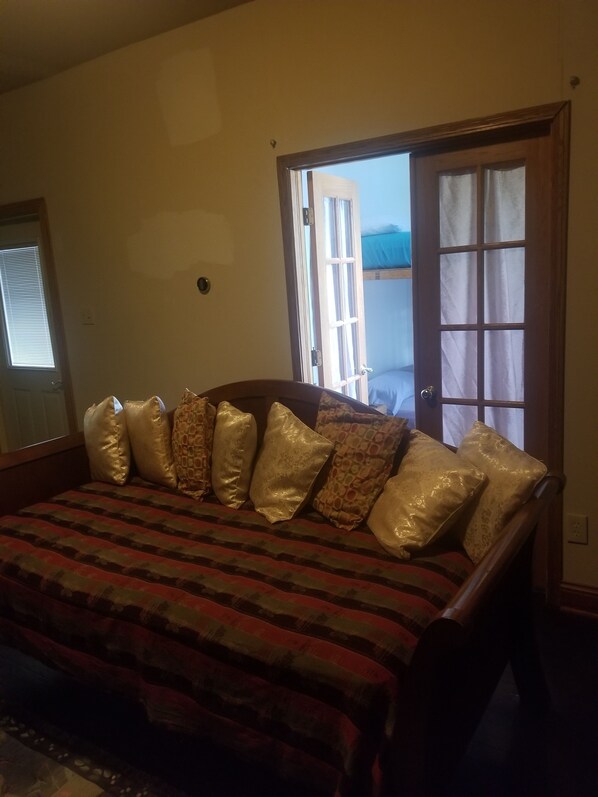 4 bedrooms, WiFi, bed sheets - Large Group Home (Chicago)