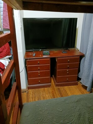 4 bedrooms, WiFi, bed sheets - Large Group Home (Chicago)