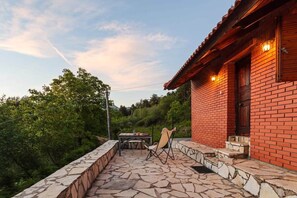 Outdoor dining - Pine Forest Chalet 1400m | Cinema & Fireplace (Artemisia)