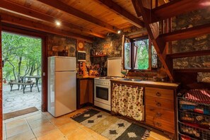 Fridge, oven, stovetop, coffee/tea maker