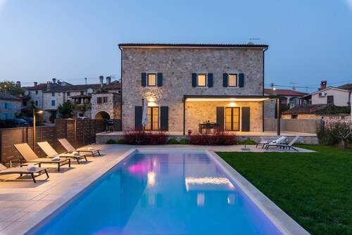 Villa Daniela with pool for 6 people in Porec, 50m from the restaurant