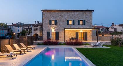 Villa Daniela with pool for 6 people in Porec, 50m from the restaurant