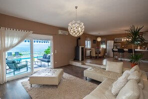 Flat-screen TV, fireplace, video games