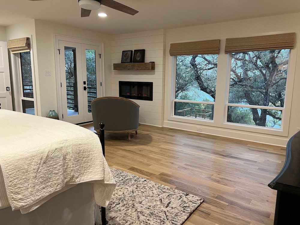 Lakefront farmhouse. Private dock. Gated 2+ ac. Eagle Mtn Lake, Fort Worth, TX Tarrant County