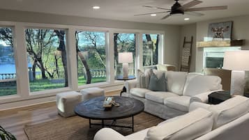 Smart-TV, Kamin, Tischfußball