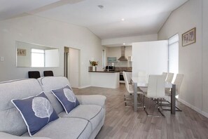 TV - Waverley apartment F-two bedrooms, wifi available (Beckenham)