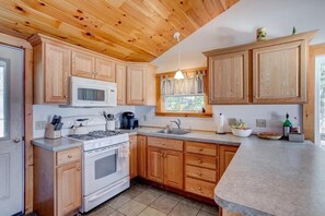 Microwave, toaster - Winnipesaukee Waterfront Home Sleeping for 8 (Moultonborough)