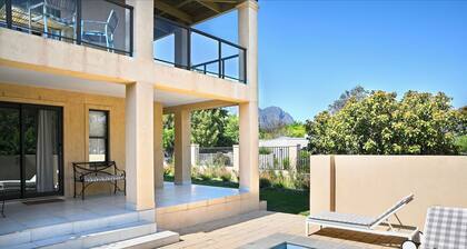 Small Wonder Villa with lovely mountain view and walking distance to restaurants