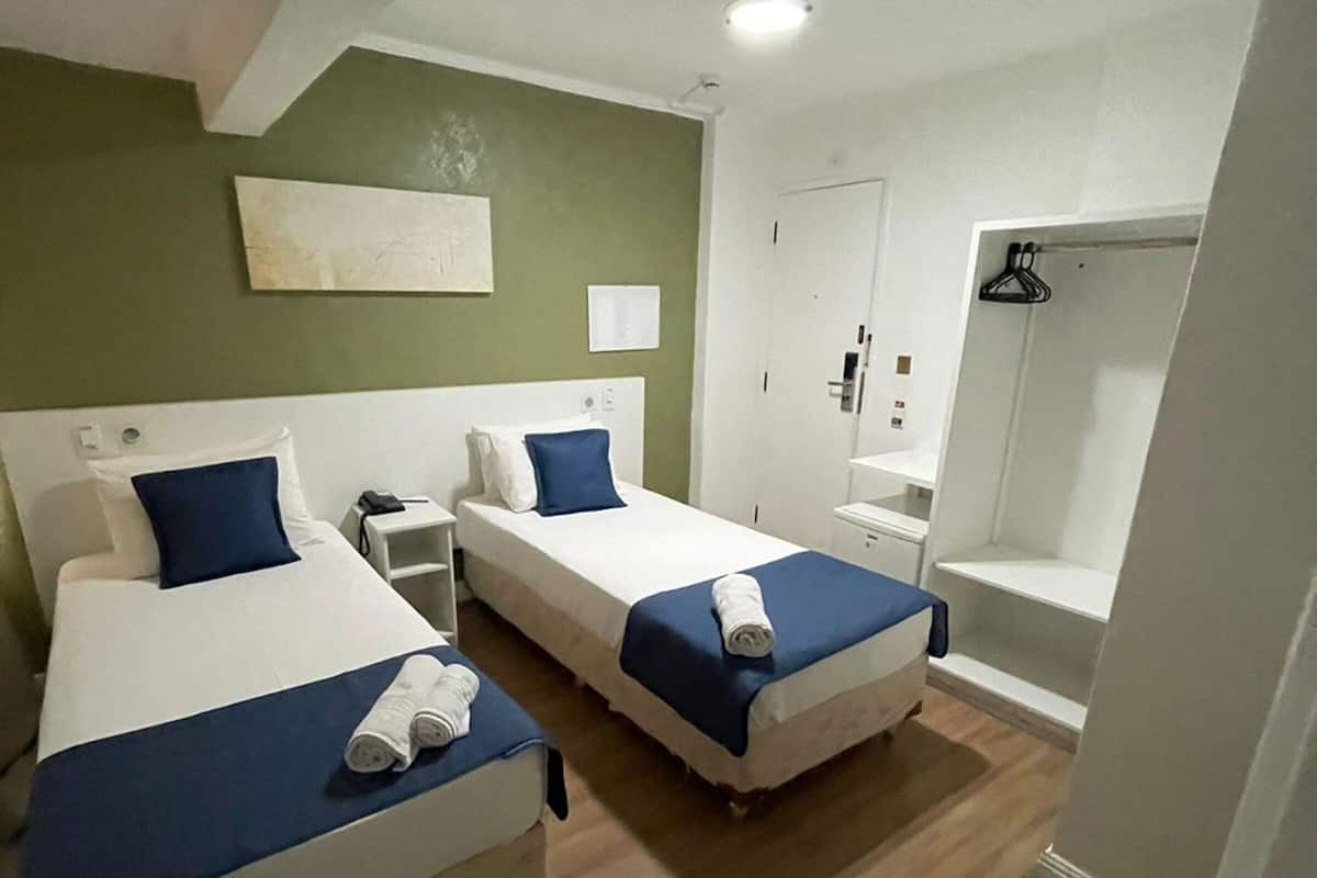Een kluis op de kamer, verduisterende gordijnen, gratis wifi, beddengoed