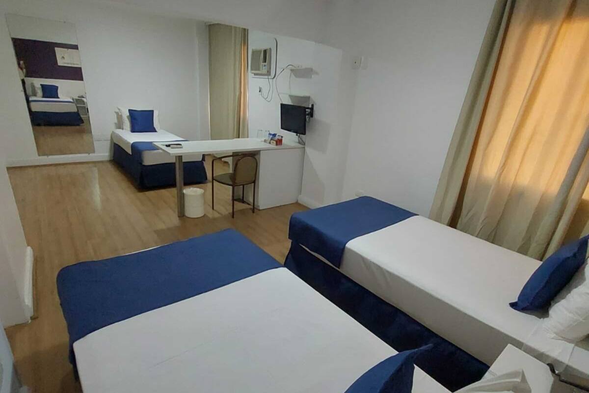 Driepersoonskamer | Een kluis op de kamer, verduisterende gordijnen, gratis wifi, beddengoed
