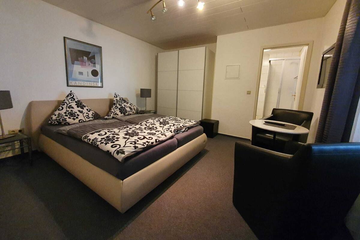 Rom – comfort, 1 queensize-seng | Wi-fi (inkludert) og sengetøy