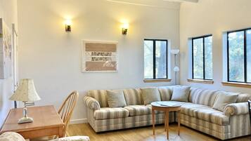 Una chimenea, libros, un reproductor estéreo