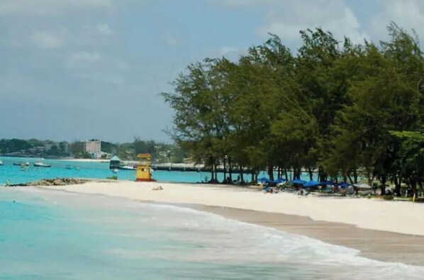 Beach nearby, sun-loungers, beach towels