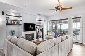 TV, caminetto, studio