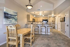 Une cuisine spacieuse avec des meubles en bois, un îlot central et des luminaires suspendus.