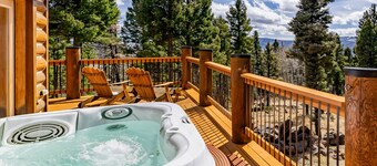 Classic Log Cabin w/Hot tub, Great Views, Private Feel, Wrap-Around Decks