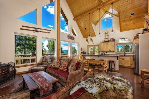 Log Cabin with Hot tub, Wood burning Stove, Views, Picturesque, Private