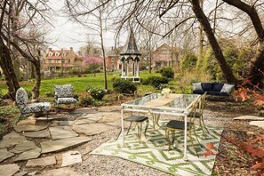 Unclassified image, 4 of 28, button