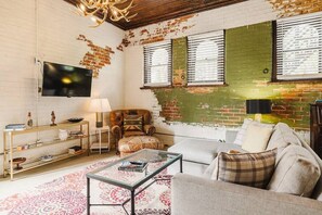 Unclassified image, 5 of 28, button