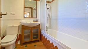 Combined shower/bathtub, hair dryer, bidet, towels - Villa Palmar (Dénia)