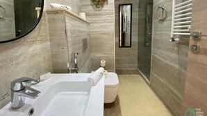 Un baño con bañera, inodoro y ducha.