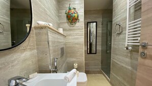 A bathroom with a bathtub, toilet, and shower. - El Badira Apt de Luxe Sidi Daoud la Marsa (La Marsa)