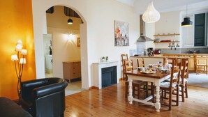 Une cuisine moderne avec des meubles en bois, une table à manger et une cheminée.