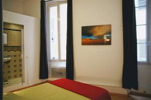 2 bedrooms, desk, iron/ironing board, WiFi