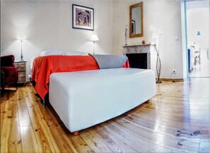 2 bedrooms, desk, iron/ironing board, WiFi