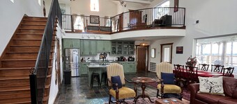 WHISPERING WINDS!  Hot Tub and Pool.